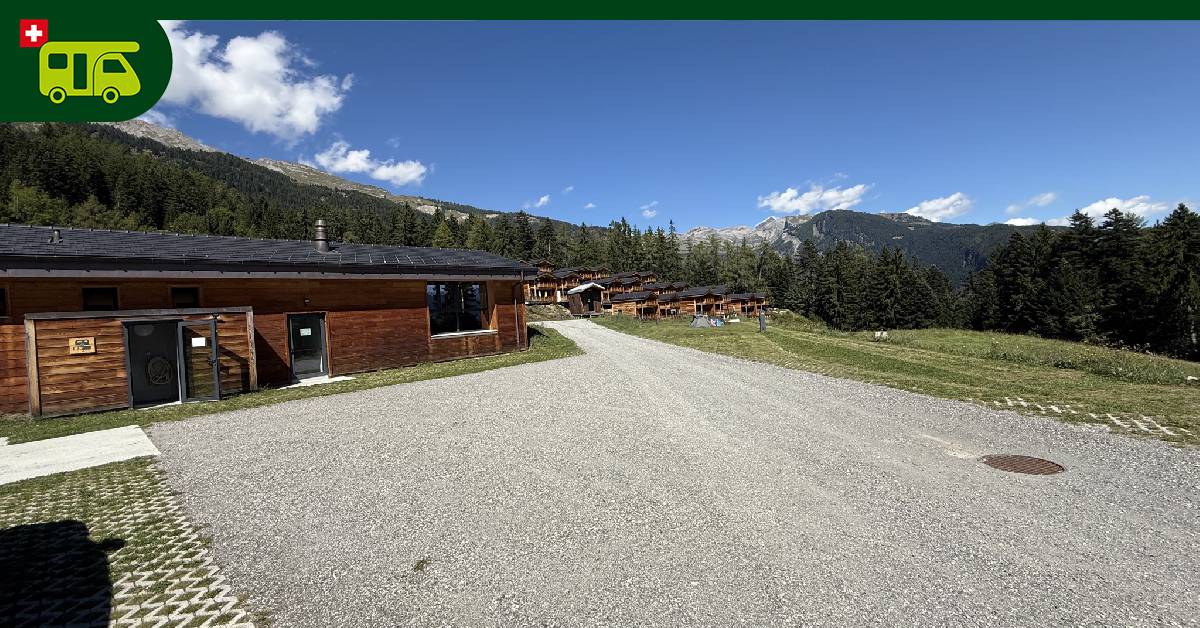 Aire de camping-car Woodland Village - Ayent photo 2